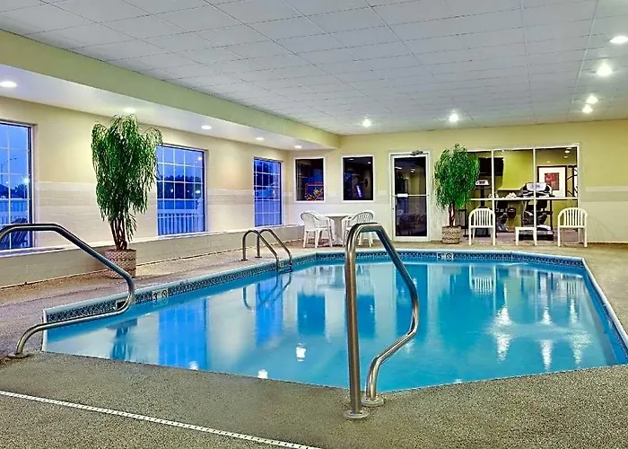 Country & By Radisson, Rock Falls, Il